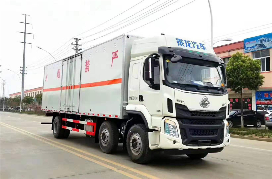 【安全达标】柳汽乘龙小三轴危货厢车【货厢9.3,9.6米】