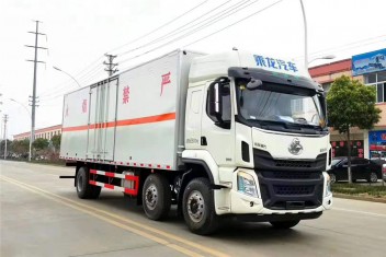 【安全达标】柳汽乘龙小三轴危货厢车【货厢9.3,9.6米】