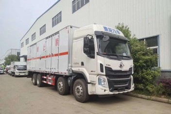 【安全达标】柳汽乘龙前四后六8x2危货厢车【货厢9.4米】